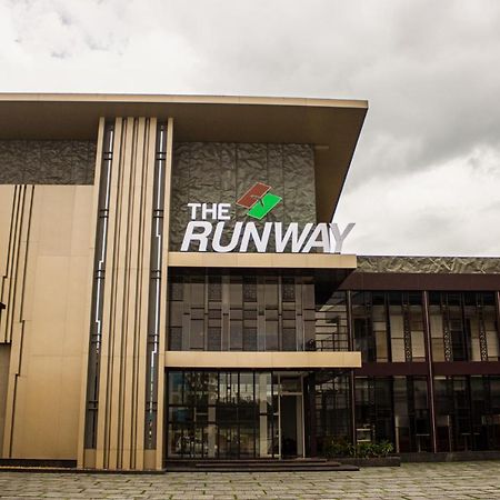 The Runway Hotel Kochi Exterior foto
