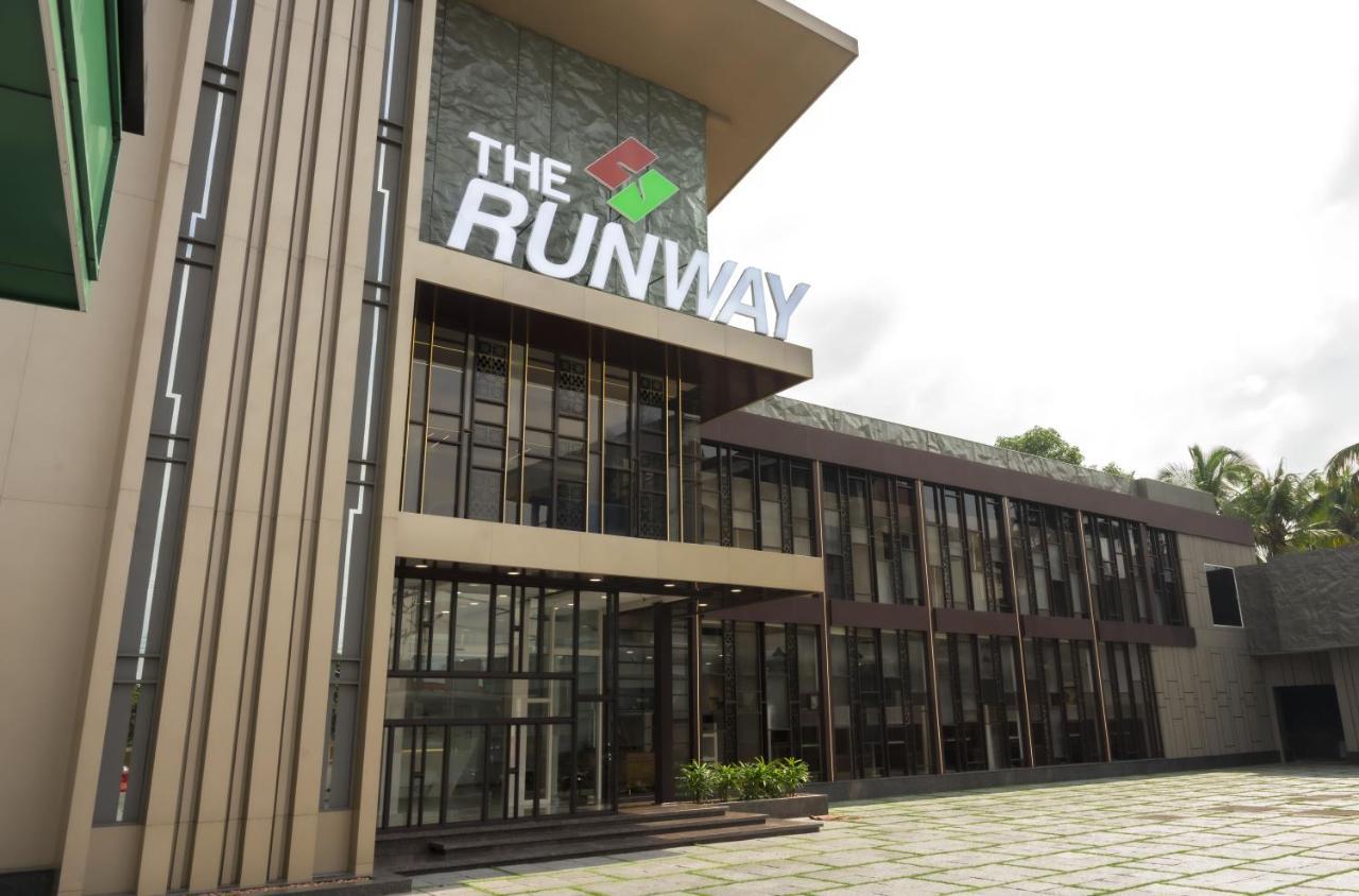 The Runway Hotel Kochi Exterior foto
