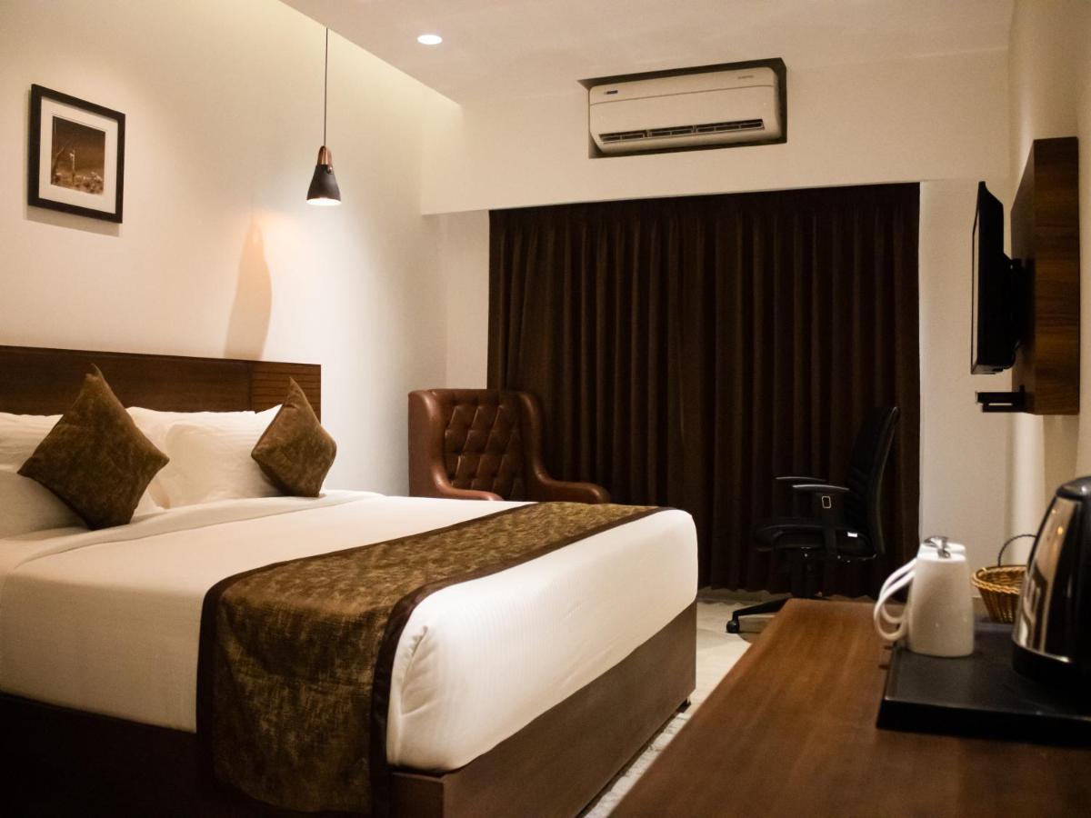 The Runway Hotel Kochi Exterior foto