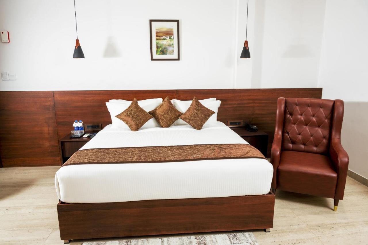 The Runway Hotel Kochi Exterior foto