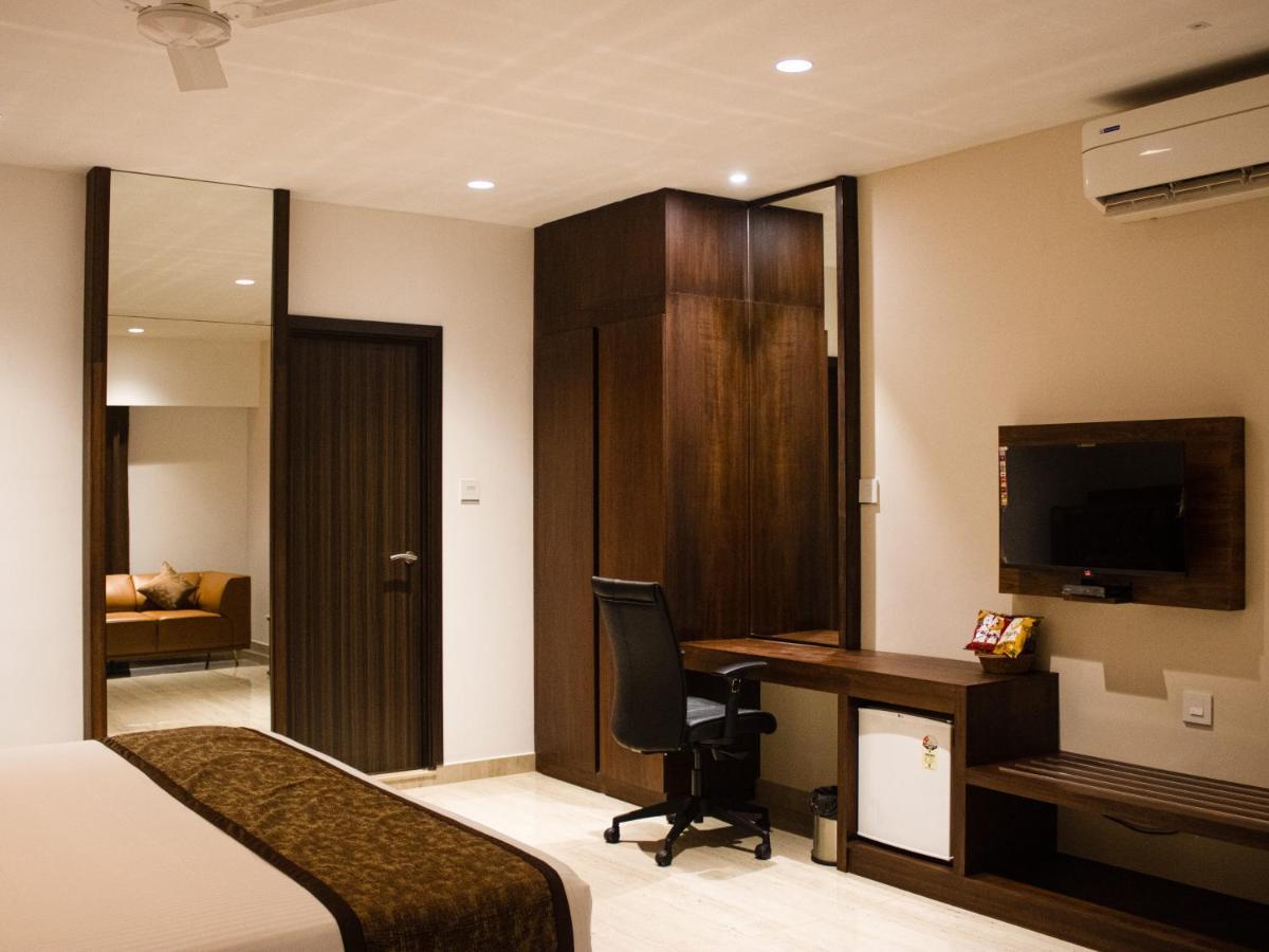 The Runway Hotel Kochi Exterior foto